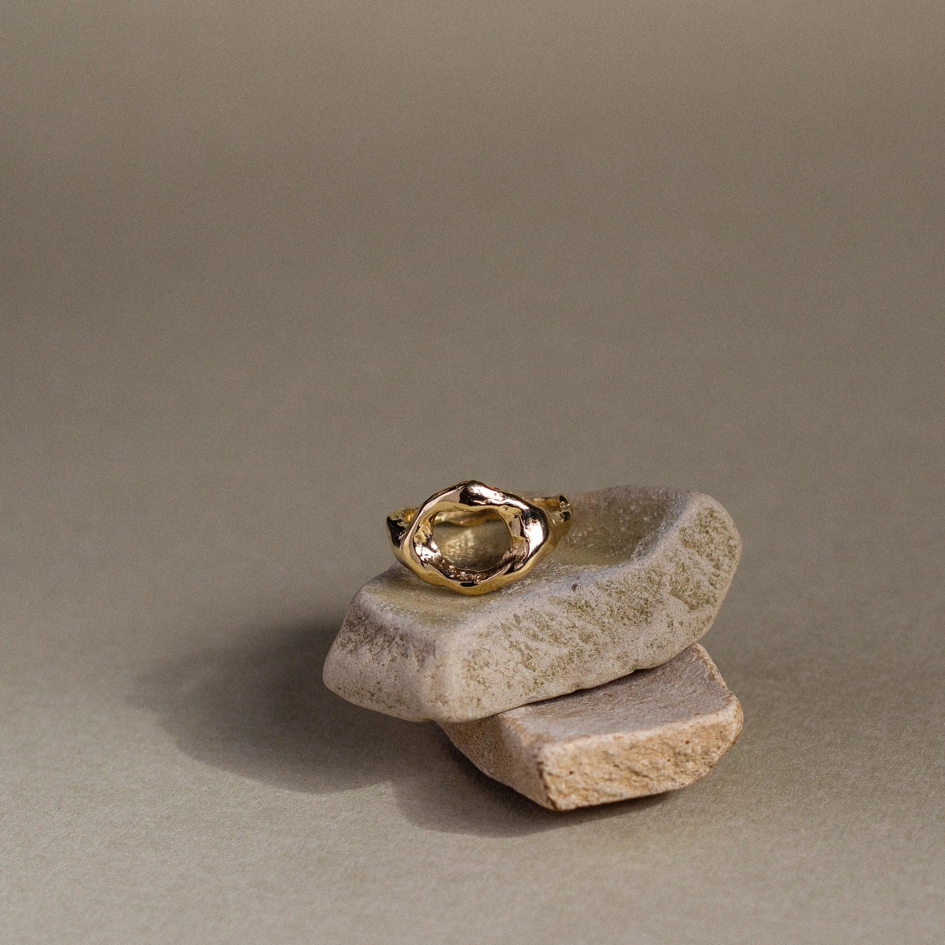 9ct Gold Bloom Organic Circle Ring