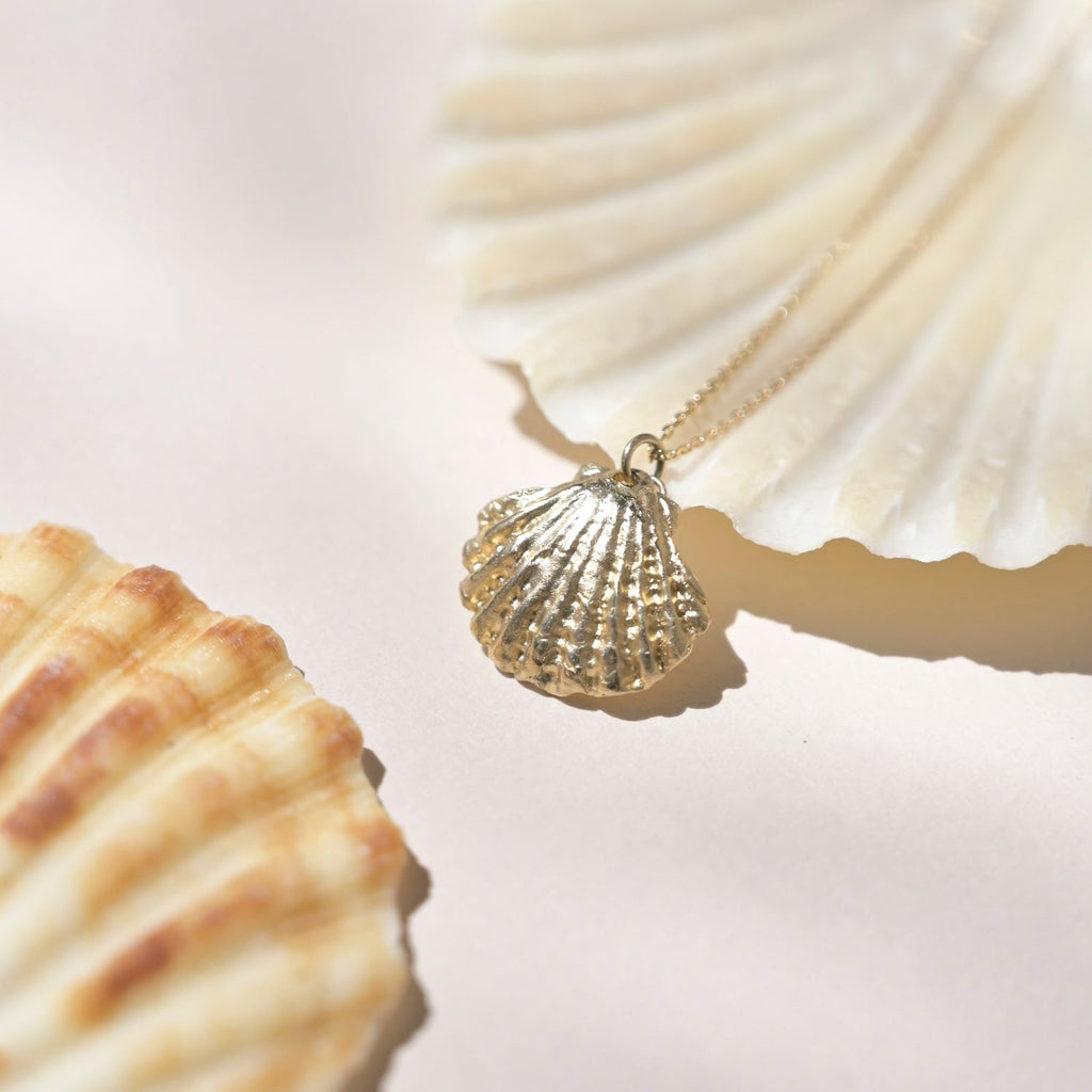 9ct Gold Seashell Pearl Pendant Necklace