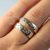 hammered silver rings on a finger with size labels '4mm' and '5mm'.